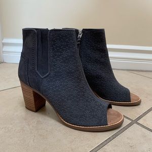 TOMS Majorca Floral Embossed Blue/Gray Peep-Toe